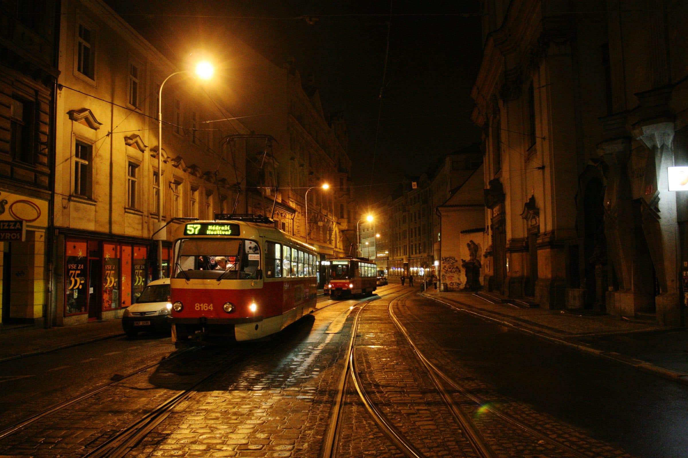 Noční ulice v centru Prahy